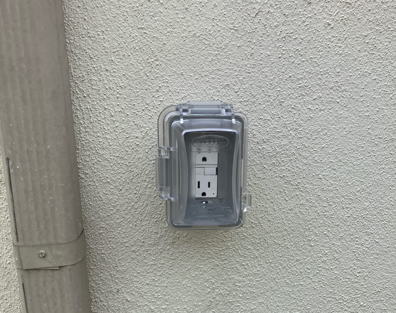 Weatherproof exterior GFCI outlet with an in-use cover